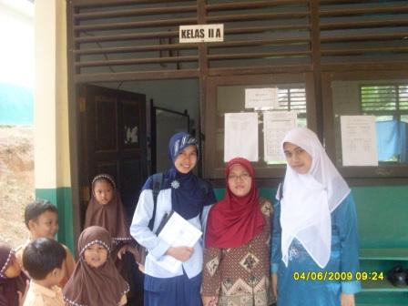 Foto bersama ibuk Hastin guru kelas 2 MIN 2 Palembang